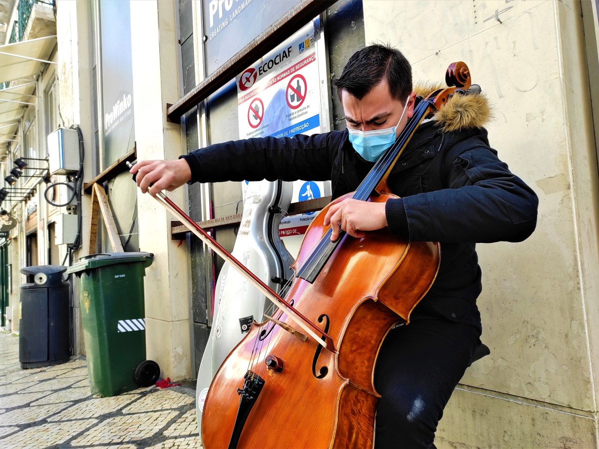 Trocou as orquestras do Brasil pelas ruas de Lisboa. A pandemia confinou-lhe a cidade, mas não os sonhos
