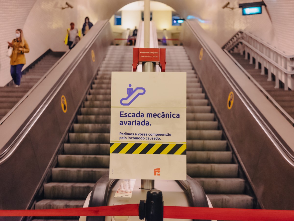 Metro: escadas rolantes e elevadores fora de serviço. De quem é a responsabilidade e como resolver o problema?