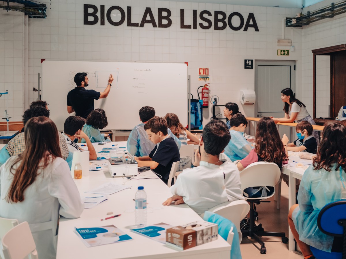 No BioLab de Arroios, crianças e adultos aprendem sobre o poder da biotecnologia nas cidades