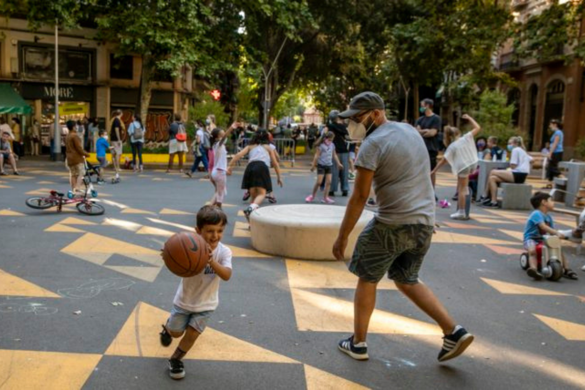 Cidades Impossíveis. Em Barcelona, retira-se espaço aos carros para criar praças