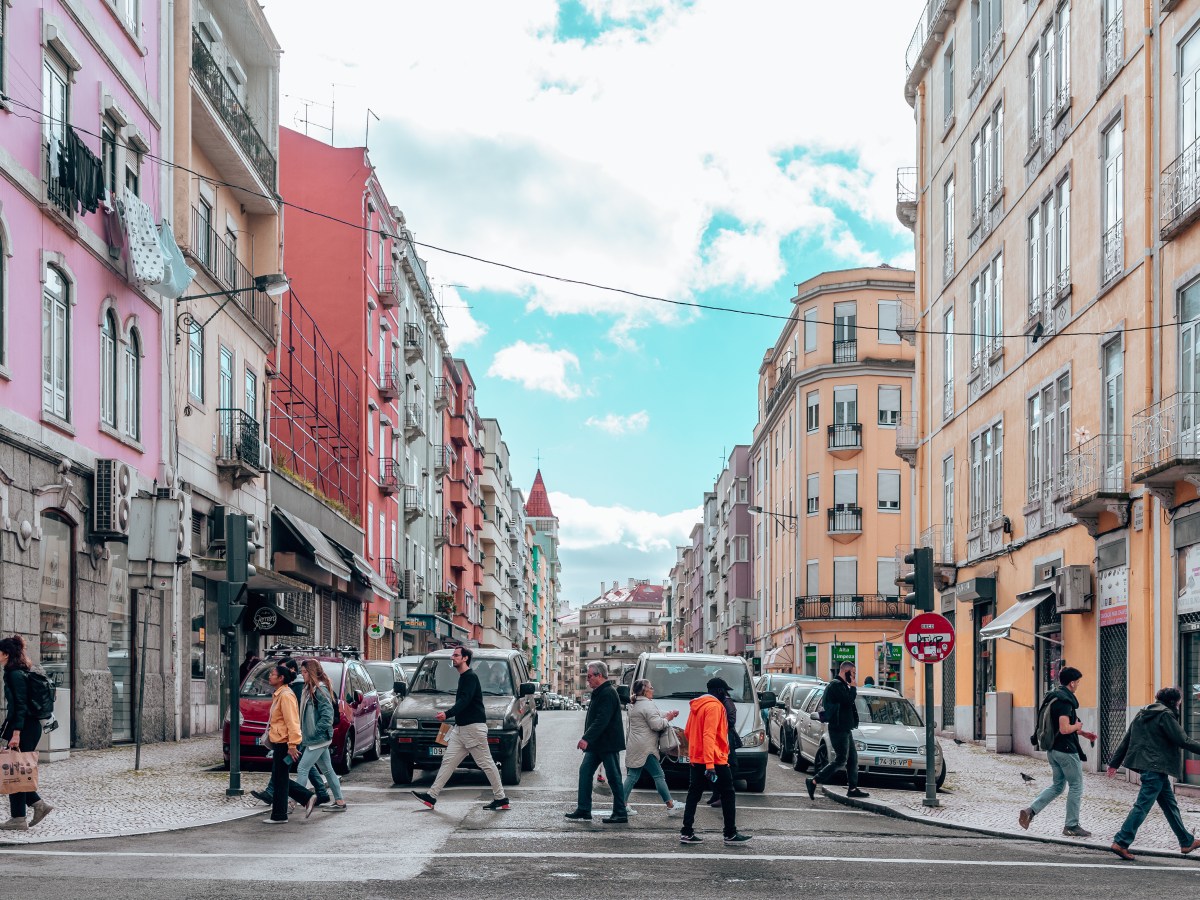 Como é viver no quarteirão mais populoso de Lisboa (e do país)? Um T1 para oito e lojas do mundo em “vida de bairro”