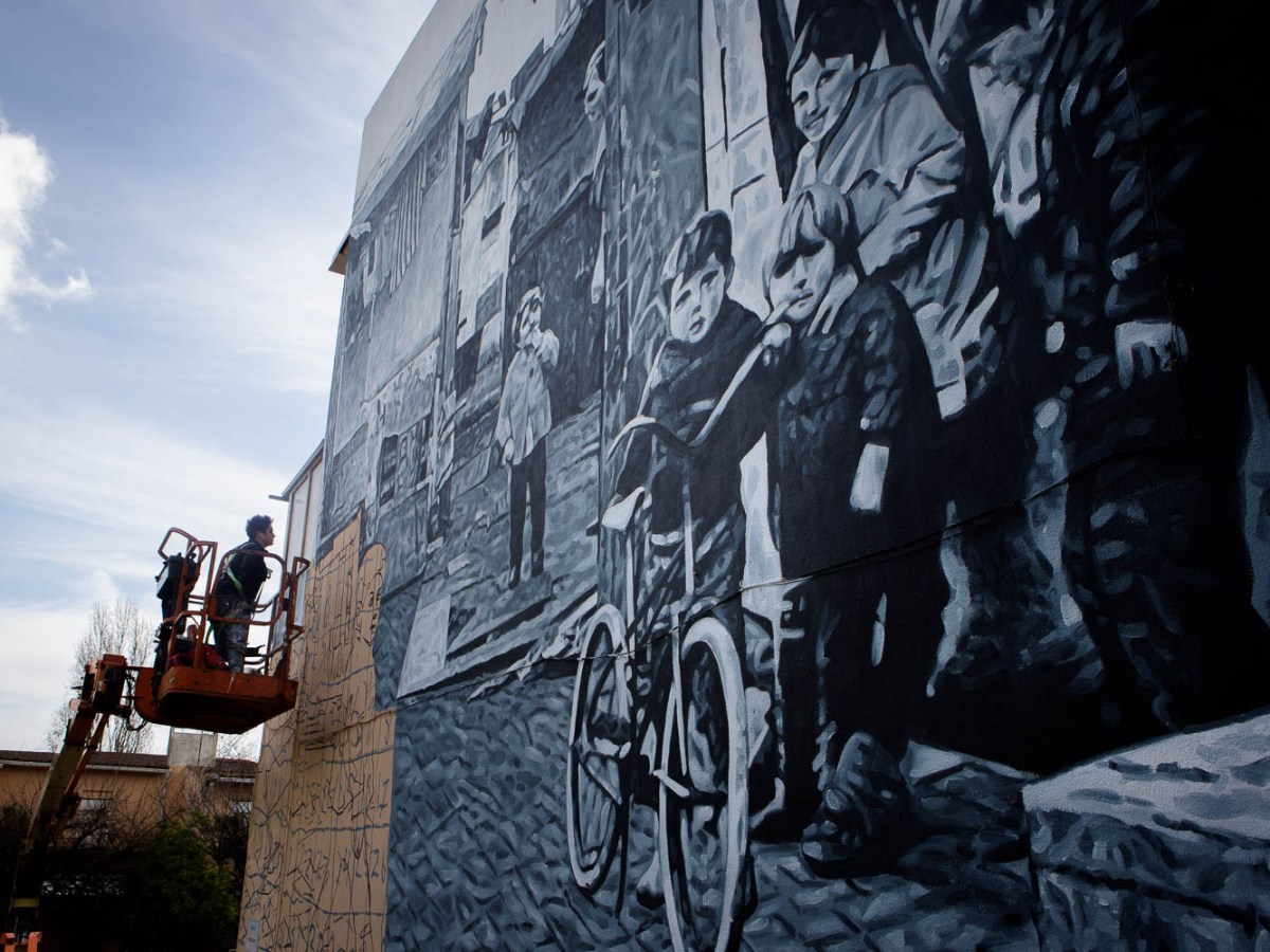 O novo mural de Lisboa, onde Mariana e vizinhos gravaram a memória da Curraleira para ver renascer o Bairro Horizonte  🎧