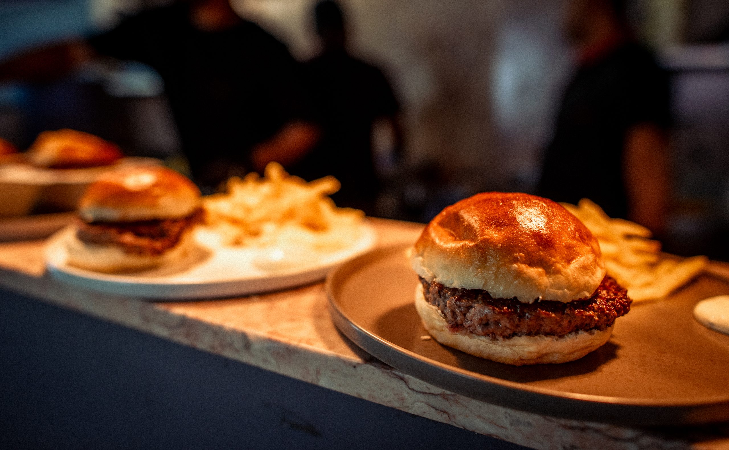 87-burger-champ-delic-as-em-p-o-caseiro-ao-estilo-pub